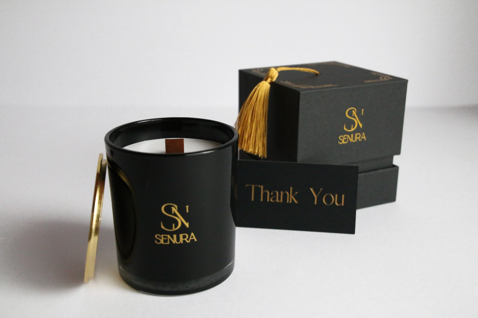 Duftkerze aus Sojawachs und Holzdocht, Handgegossen. Duftkerze im Glas mit Kerzenbox und Kerzendeckel. Duftkerze in Schwarz Gold. Duftkerze Sandelholz Zeder Adlerholz. Orientalische Duftkerze.